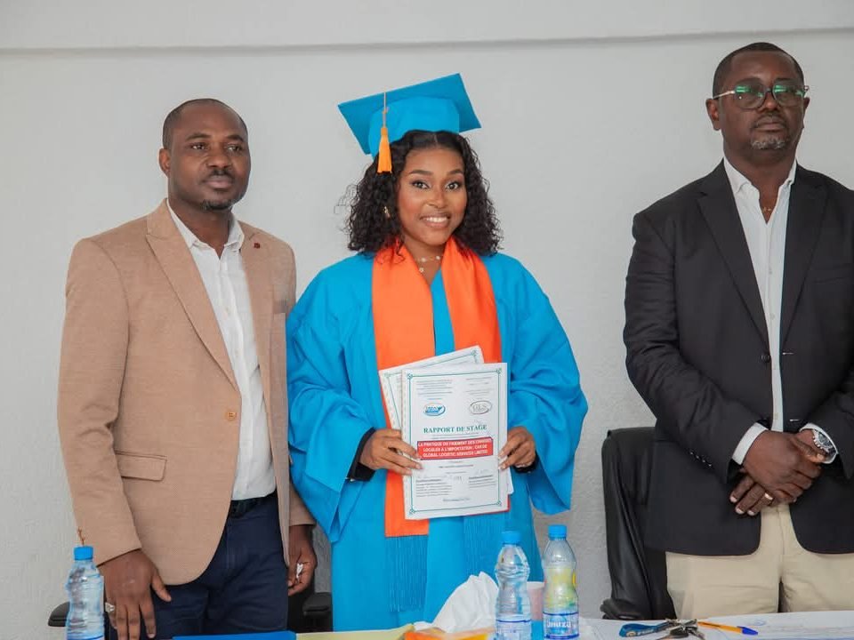 Étudiante présentant son rapport de stage devant un jury, diplôme en main.